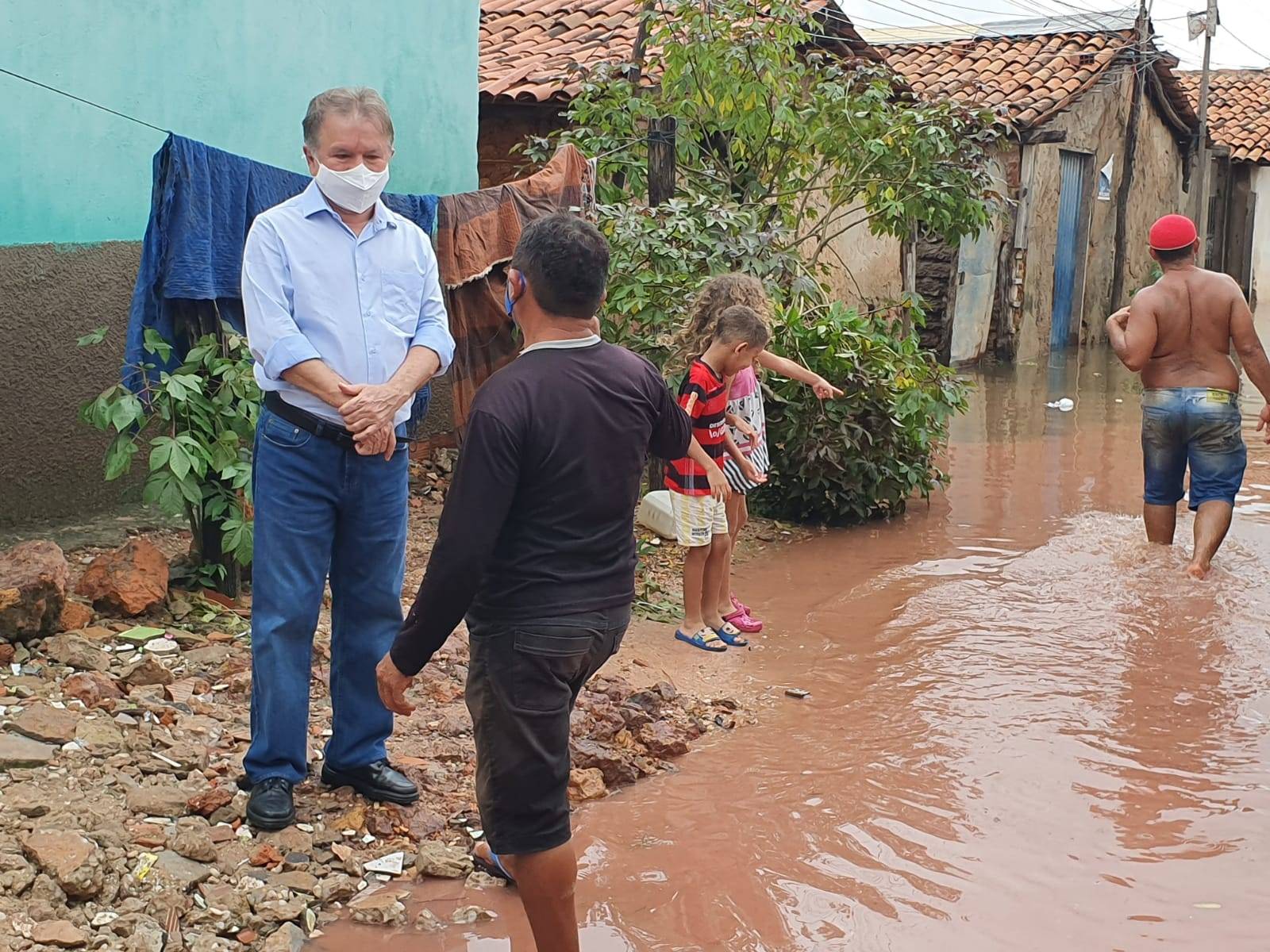 Deputado federal Merlong Solano conversa com morador no bairro Mafrense, em Teresina